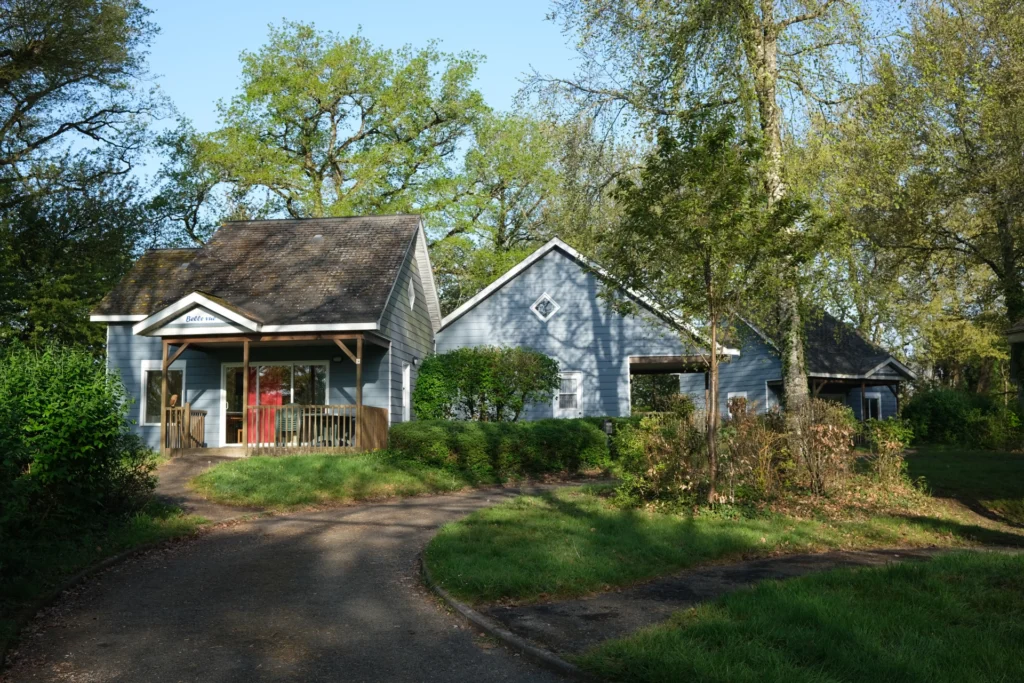 Chalet Belle Vue au Camping Parc de Vaux, entouré d’arbres et de verdure