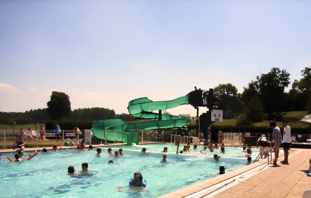 Piscine extérieure avec toboggan près du Camping Parc de Vaux en Mayenne