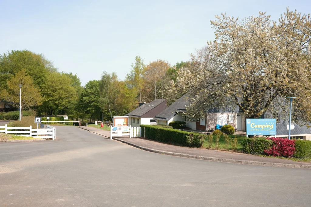Accueil du Camping Parc de Vaux à Ambrières-les-Vallées, en Mayenne
