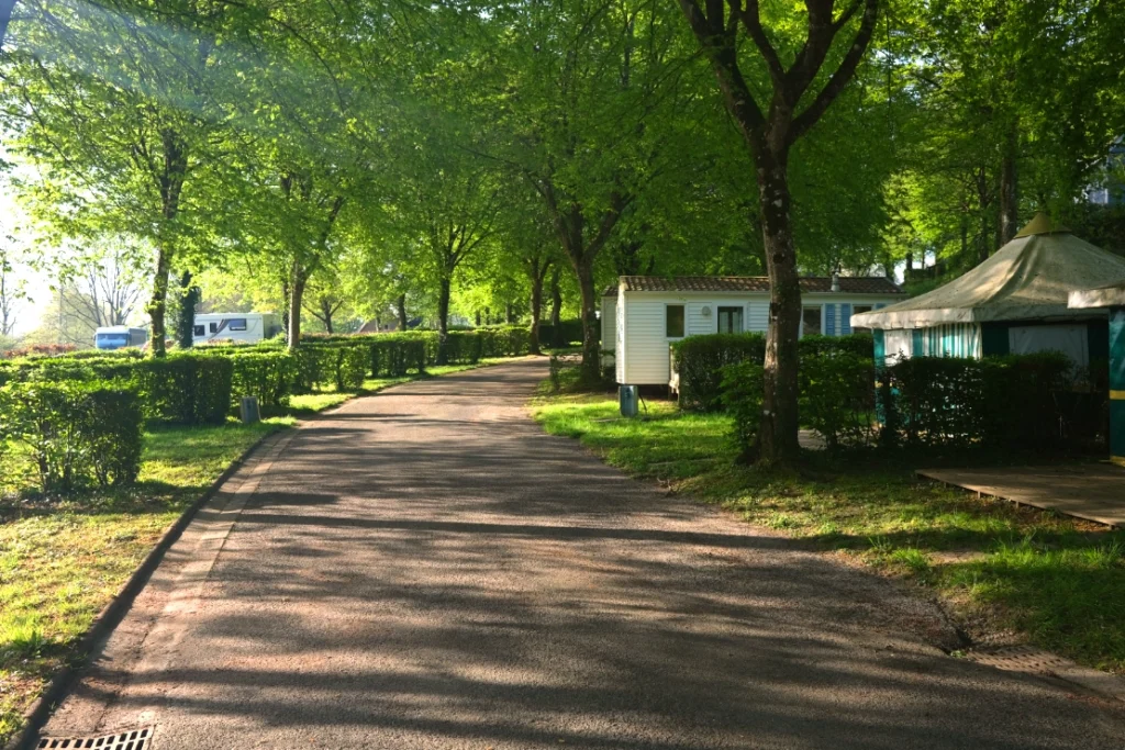 Allée arborée des hébergements au Camping Parc de Vaux