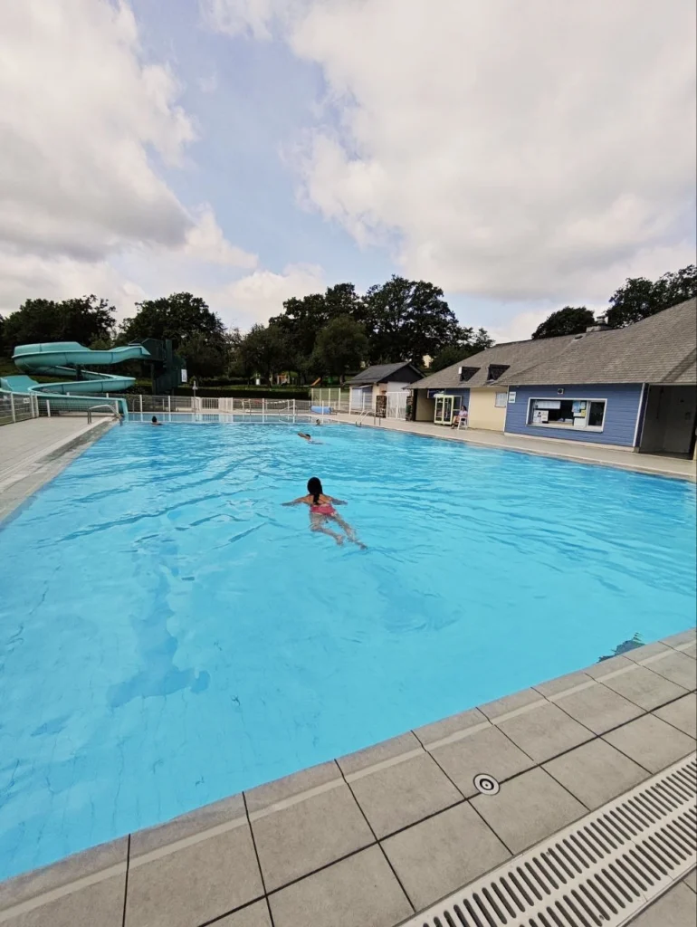 Piscine extérieure chauffée accessible aux campeurs en Mayenne