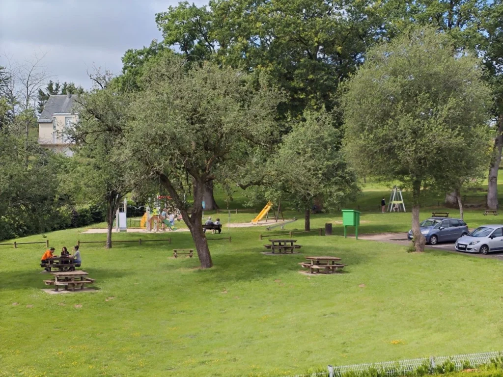 Aire de pique-nique et espace de loisirs près du Camping Parc de Vaux