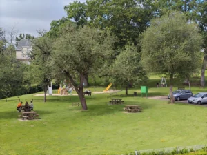 Aire de pique-nique et espace de loisirs près du Camping Parc de Vaux