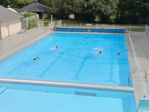 Family pool with vacationers at Camping Parc de Vaux