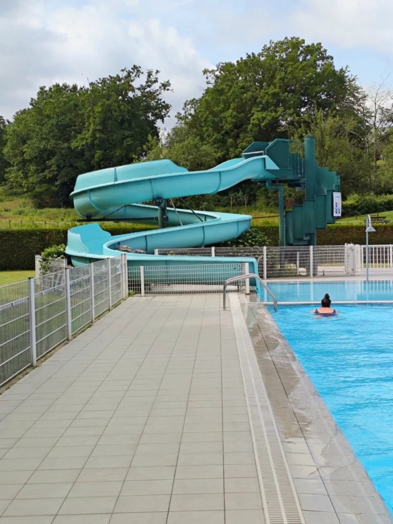 Grand toboggan aquatique situé à la piscine extérieure du Camping Parc de Vaux, apprécié des enfants et des familles en vacances en Mayenne.