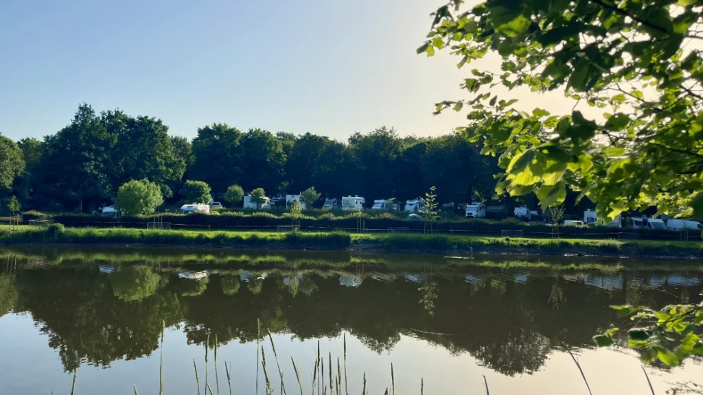 Vue sur la rivière et la nature depuis le Camping Parc de Vaux en Mayenne