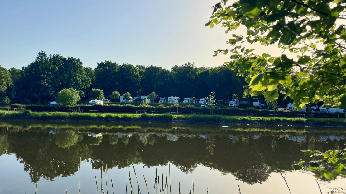 Vue sur la rivière et la nature depuis le Camping Parc de Vaux en Mayenne