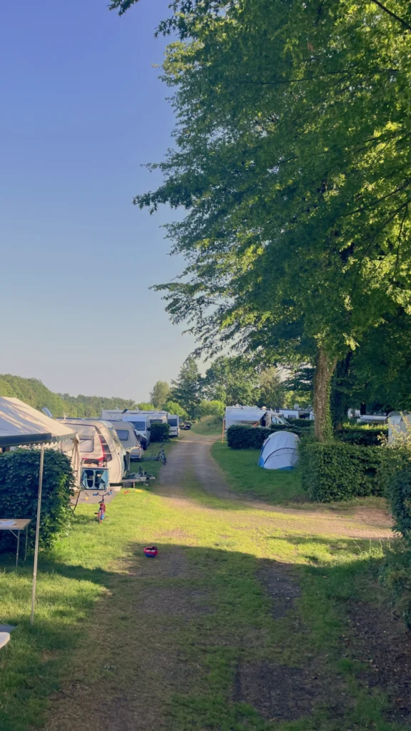 Emplacements de camping ombragés au Camping Parc de Vaux en Mayenne